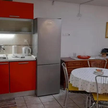 Dina - Spacious With Balcony Split