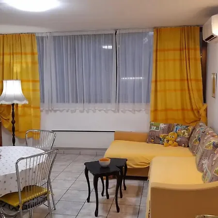 Apartment Dina - Spacious With Balcony Split